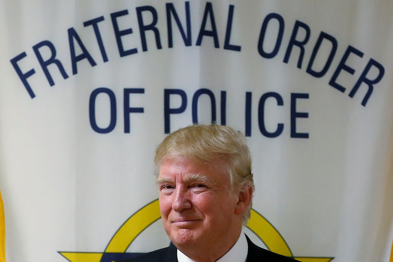 © Reuters. FILE PHOTO - Republican presidential candidate Donald Trump speaks to police gathered at Fraternal Order of Police lodge during a campaign event in Statesville