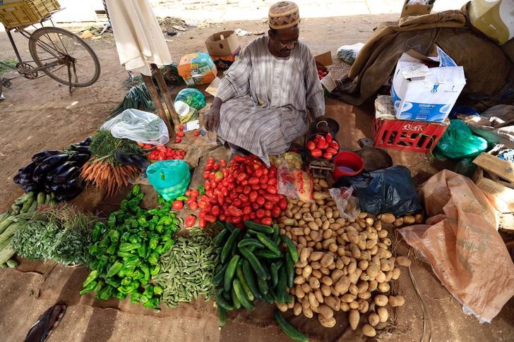 © Reuters. A street vendor waits for customers in Khartoum