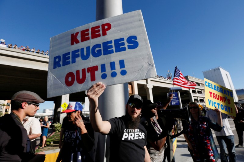 © Reuters. Pro-Trump demonstrators yell slogans during protest against the travel ban imposed by U.S. President Donald Trump's executive order, at Los Angeles International Airport in Los Angeles