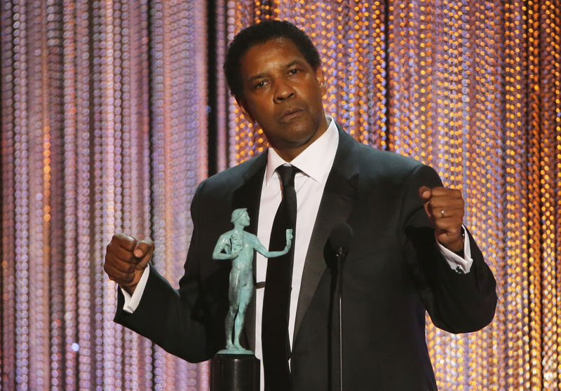 © Reuters. Denzel Washington recebe prêmio de melhor ator pelo filme "Fences" durante cerimônia em Los Angeles