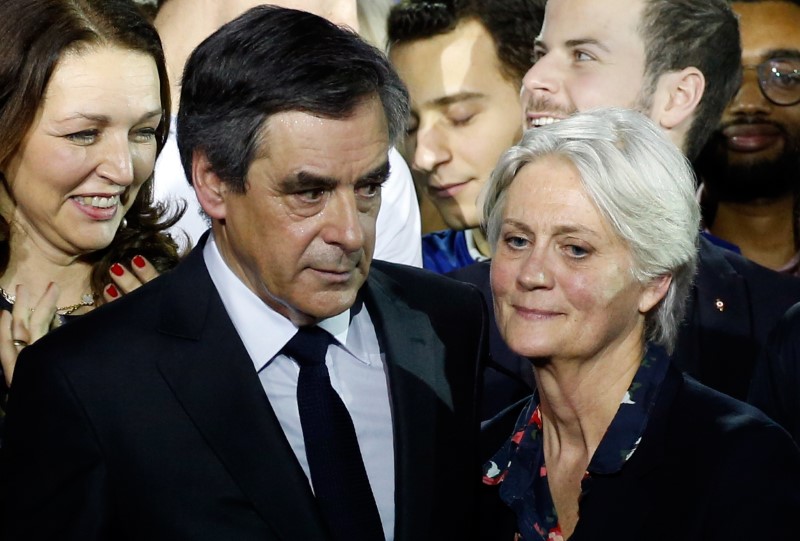 © Reuters. Francois Fillon, former French prime minister, member of The Republicans political party and 2017 presidential candidate of the French centre-right, and his wife Penelope Fillon stand close at the end of a political rally in Paris