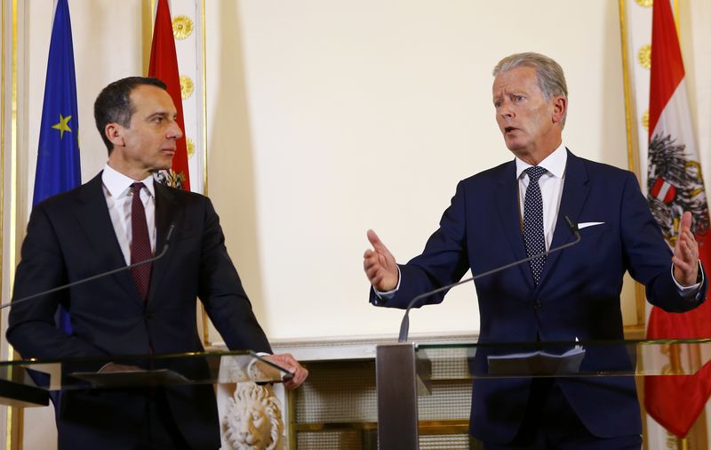 © Reuters. Austrian Chancellor Kern and Vice Chancellor Mitterlehner address a news conference after a cabinet meeting in Vienna