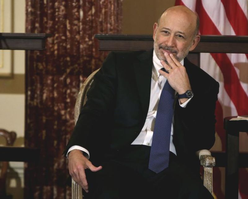 © Reuters. Goldman Sachs Chairman and CEO, Lloyd Blankfein, waits to speak at the 10,000 Women/State Department Entrepreneurship Program at the State Department in Washington, March 9, 2015.