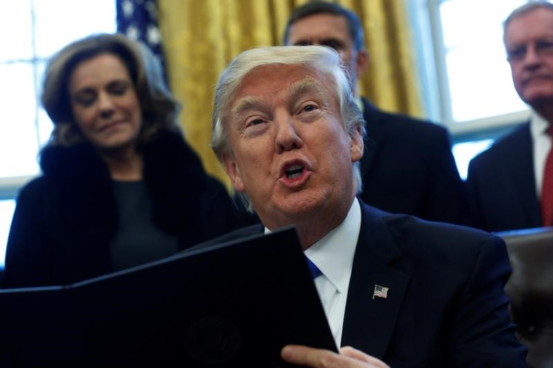 © Reuters. Trump prepares to sign a memorandum to security services directing them to defeat the Islamic State in the Oval Office at the White House in Washington