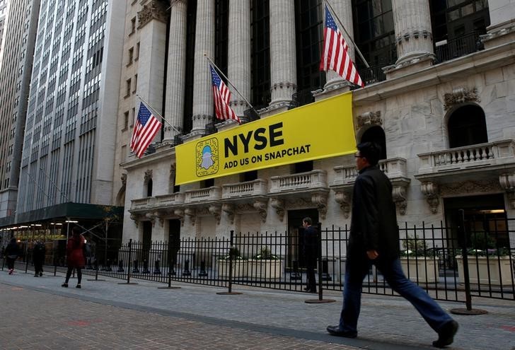 © Reuters. File Photo: The Snapchat logo is seen on a banner outside the NYSE