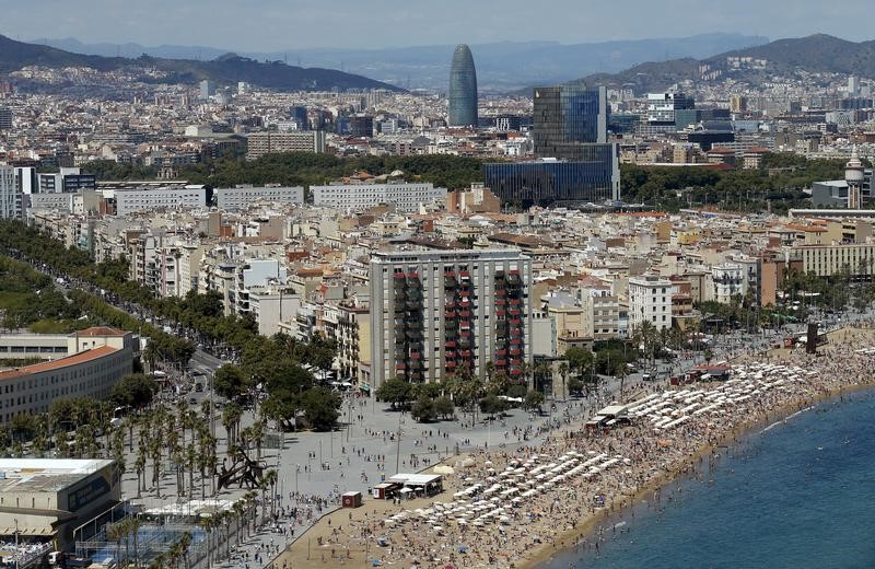© Reuters. Barcelona propone nuevas medidas fiscales para regular turismo