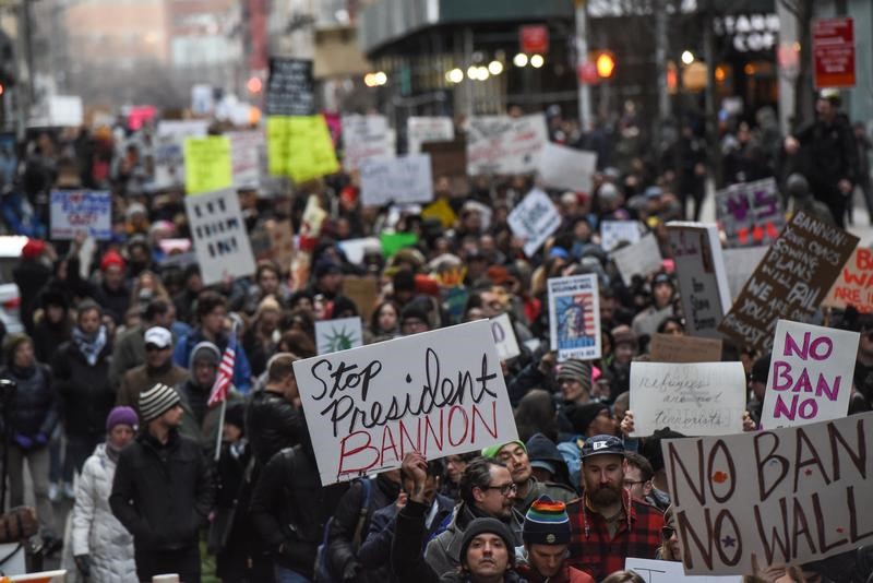 © Reuters. Pessoas participam de protesto contra decreto do presidente Donald Trump que limita entrada nos Estados Unidos de cidadãos de sete países de maioria muçulmana em Nova York, nos EUA