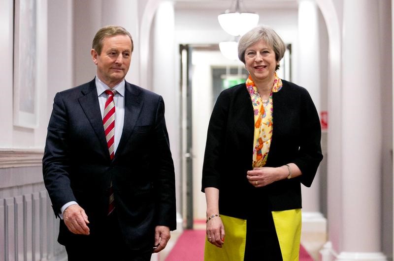 © Reuters. Irish Prime Minister Enda Kenny and British Prime Minister Theresa May attend a bilateral meeting at Government Buildings in Dublin