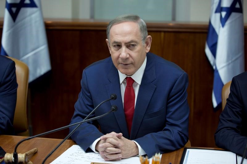 © Reuters. Israeli Prime Minister Benjamin Netanyahu attends the weekly cabinet meeting at his office in Jerusalem