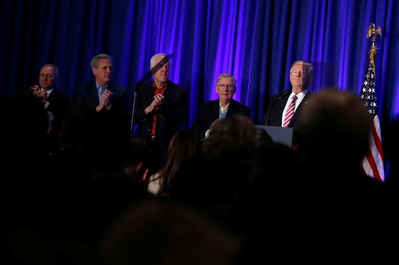© Reuters. Trump receives a standing ovation as he speaks at a congressional Republican retreat in Philadelphia