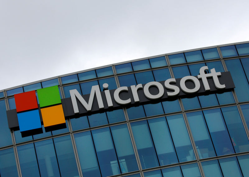 © Reuters. FILE PHOTO -  The logo of Microsoft is pictured in Issy-les-Moulineaux