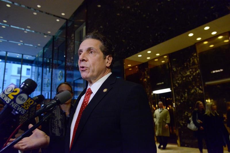 © Reuters. Andrew Cuomo, Governor of New York, speaks to members of the press at Trump Tower in New York City
