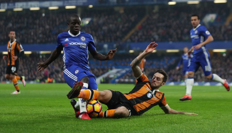 © Reuters. Chelsea's N'Golo Kante in action with Hull City's Ryan Mason