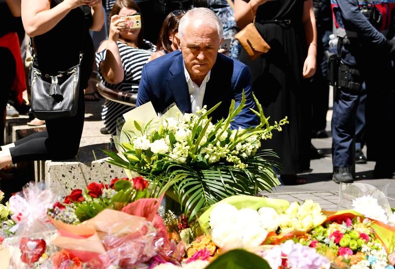 © Reuters. Australian Prime Minister Malcolm Turnbull lays a floral tribute in central Melbourne, Australia, to the victims killed and injured when a man drove into pedestrians on Friday