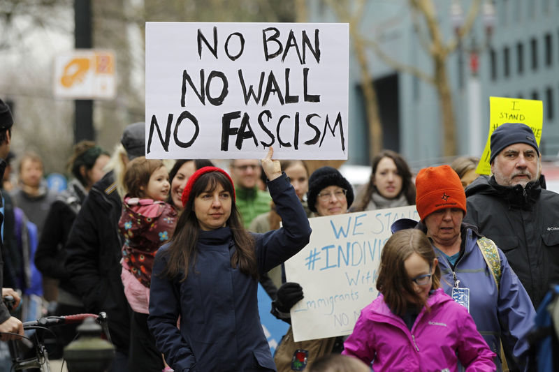 © Reuters. Activists march to protest against President Donald Trump's travel ban in Portland, Oregon, U.S.