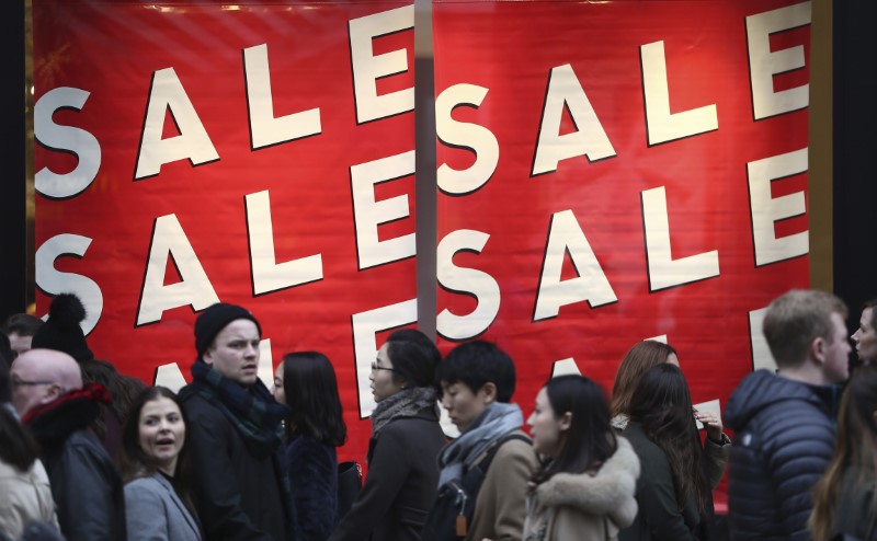 © Reuters. Shopper pass a sale sign on Oxford Street in London