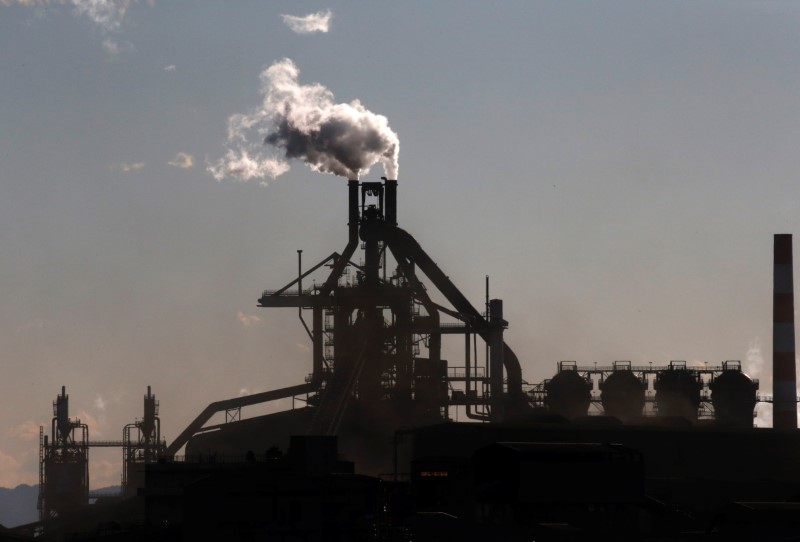 © Reuters. Chimneys of a steel factory are pictured at an industrial area in Kawasaki