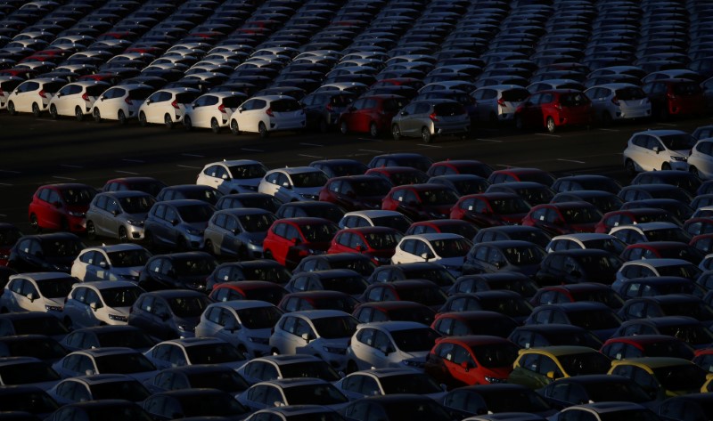© Reuters. Newly manufactured cars of the automobile maker Honda await export at port in Yokohama