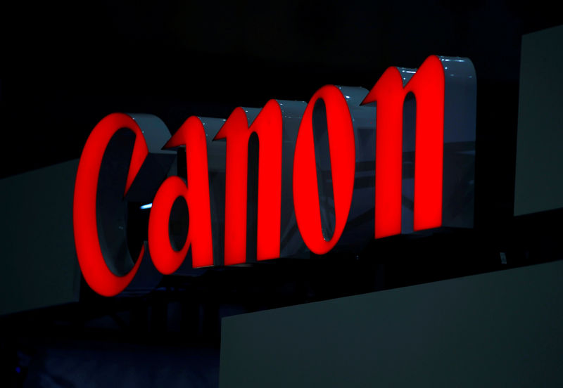 © Reuters. FILE PHOTO -  A logo of Canon Inc is pictured at the 3D and Virtual Reality Expo in Tokyo