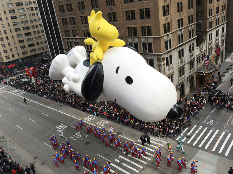 © Reuters. FILE PHOTO: A float depicting the animated "Peanuts" characters Snoopy and Woodstock proceeds along 6th Ave as spectators watch from buildings during the 89th Macy's Thanksgiving Day Parade in the Manhattan borough of New York