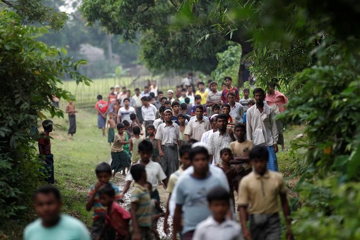 © Reuters. Men walk at a Rohingya village outside Maugndaw in Rakhine state