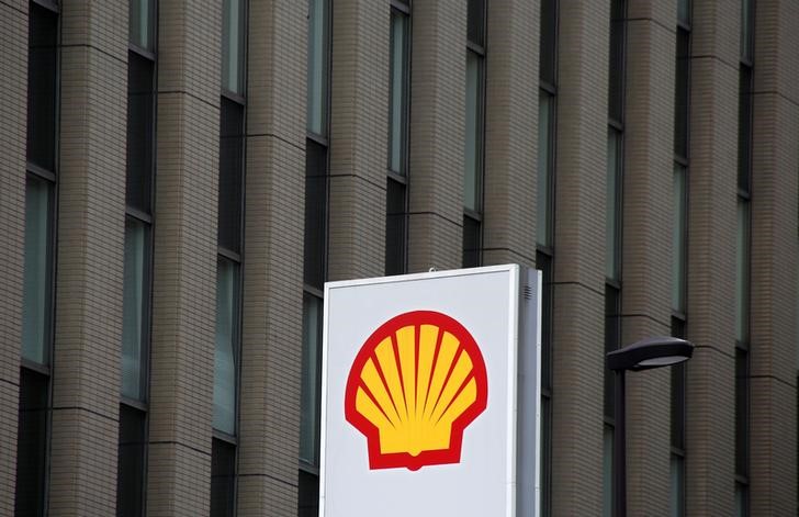 © Reuters. Showa Shell Sekiyu's logo is seen at its gas station in Tokyo