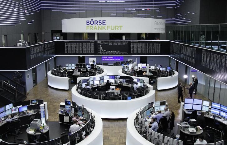 © Reuters. Las bolsas europeas abren estables; Ocado compensa descenso de UPM