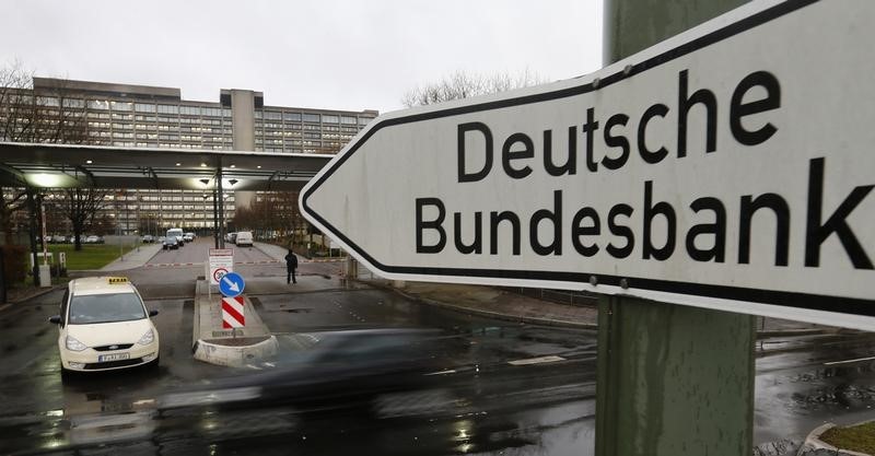 © Reuters. L'ingresso della banca federale tedesca, la Deutsche Bundesbank, a Francoforte