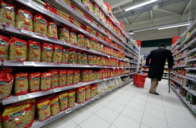 © Reuters. In un supermarket a Nizza, Francia