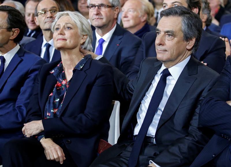© Reuters. Francois Fillon, member of Les Republicains political party and 2017 presidential candidate of the French centre-right, and his wife Penelope attend a political rally in Paris