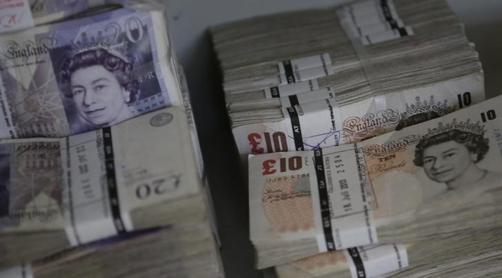 © Reuters. Los británicos reducen la petición de préstamos ante el posible impacto del Brexit