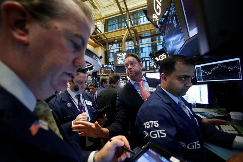 © Reuters. Traders work on the floor of the NYSE as the Dow Jones Industrial Average passes the 20,000 mark in New York