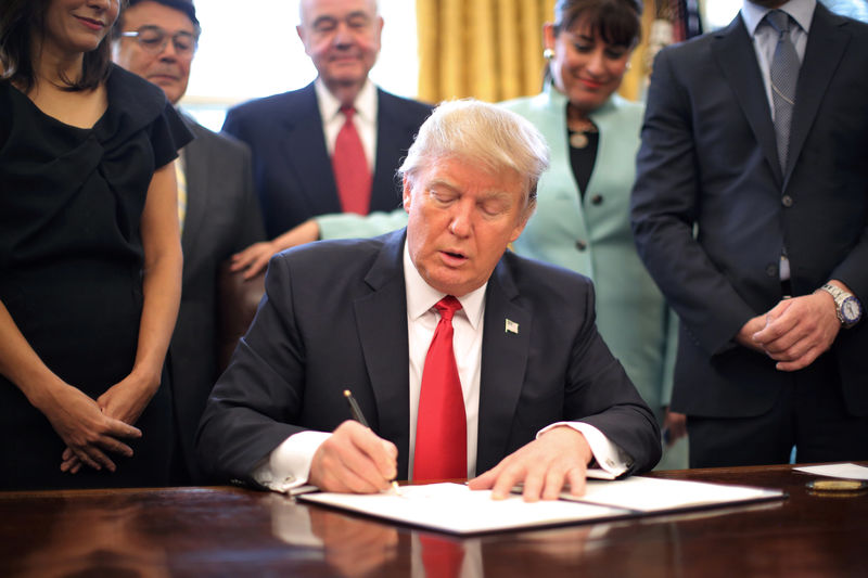 © Reuters. Presidente dos EUA, Donald Trump, assina decreto presidencial na Casa Branca, em Washington