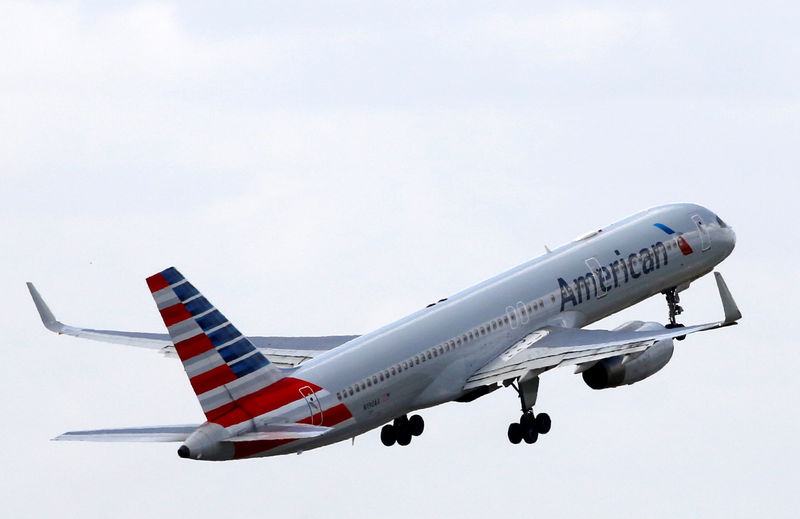 © Reuters. Avião da American Airlines visto na França