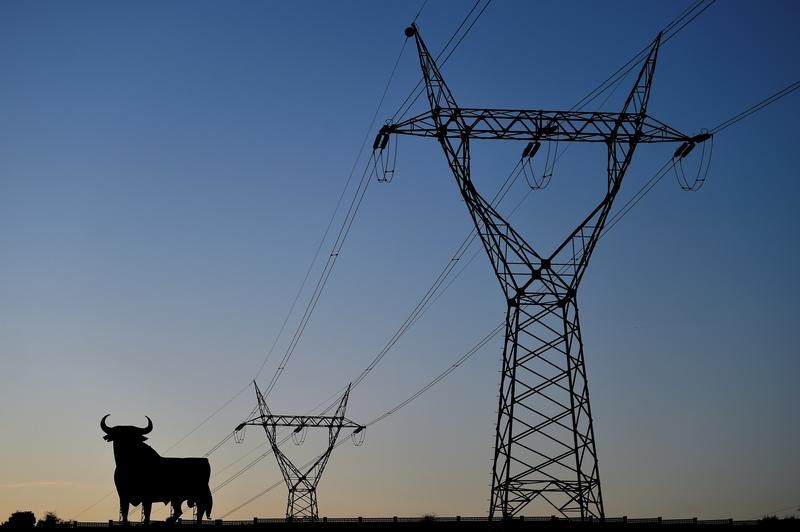 © Reuters. La demanda de electricidad en España salta un 5% en enero