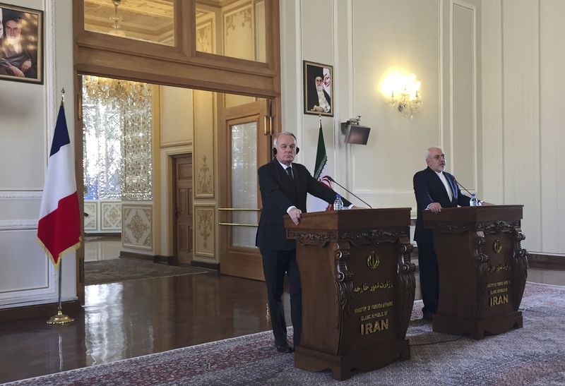 © Reuters. Ministro das Relações Exteriores da França, Jean-Marc Ayrault (esquerda), e chanceler iraniano, Mohammad Javad Zarif, durante entrevista coletiva em Teerã