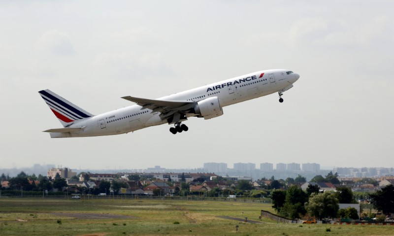 © Reuters. The Airfrance F-GSPB - Boeing 777-228 aircraft takes off at the Paris-Orly airport in Orly