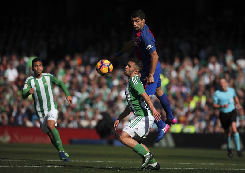 © Reuters. La Liga introducirá videoárbitros a partir de 2018