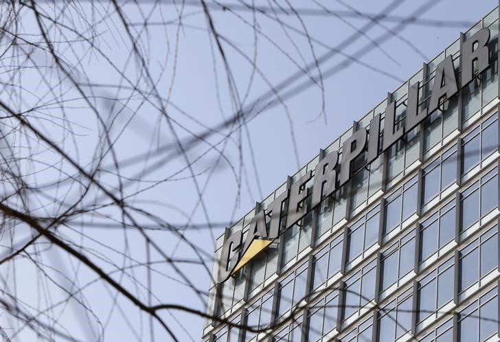 © Reuters. The company logo is seen on top of a building, where Caterpillar Investment Co., Ltd. is located, in Beijing