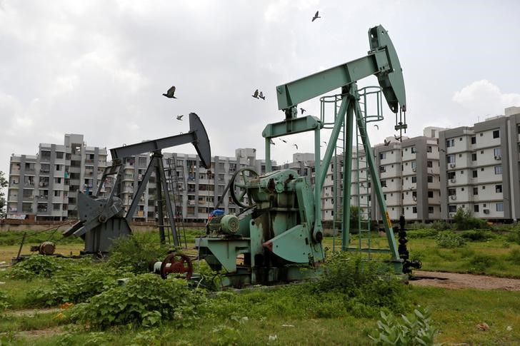 © Reuters. Нефтяные насосы Oil and Natural Gas Corp на месторождении рядом с Ахмадабадом, Индия