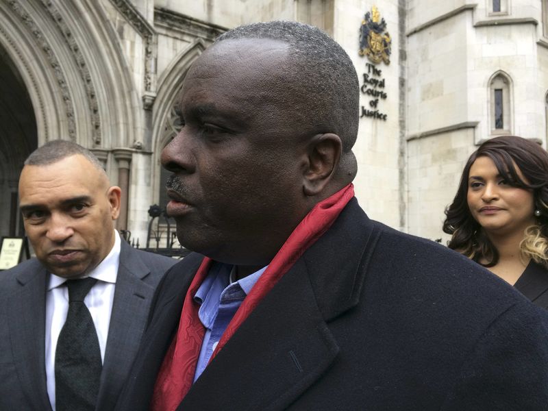 © Reuters. James Ibori, former governor of Nigeria's Delta State, speaks after a court hearing outside the Royal Courts of Justice in London