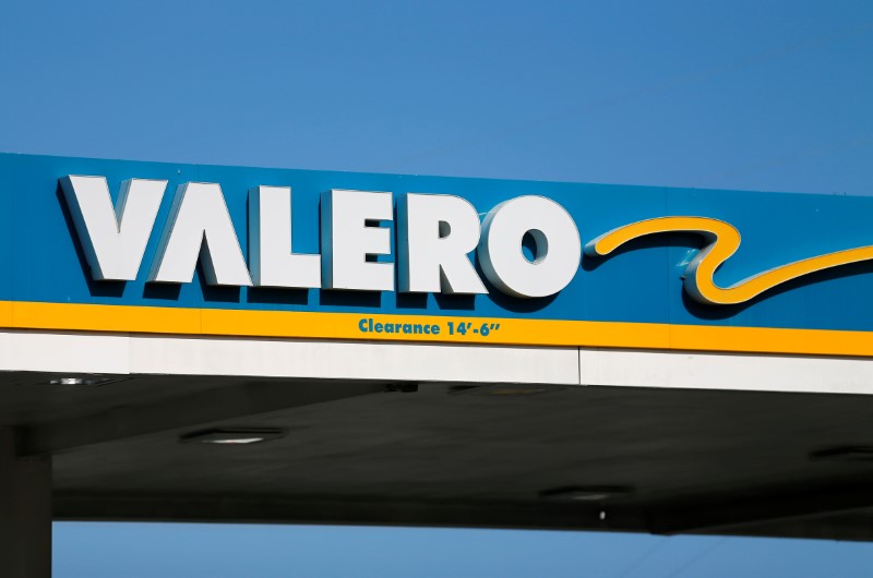 © Reuters. A Valero gas station sign is shown in Encinitas, California