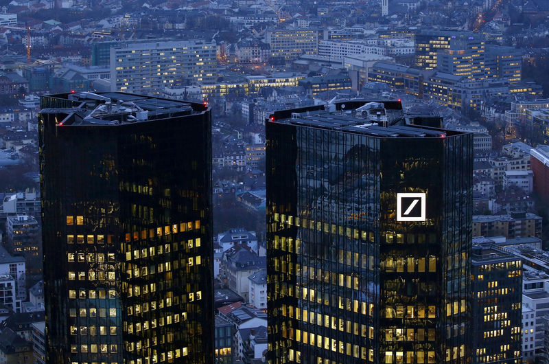 © Reuters. FILE PHOTO - The headquarters of Germany's Deutsche Bank is photographed early evening in Frankfurt