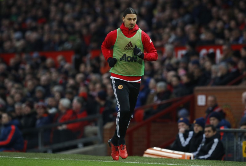 © Reuters. Manchester United's Zlatan Ibrahimovic warms up