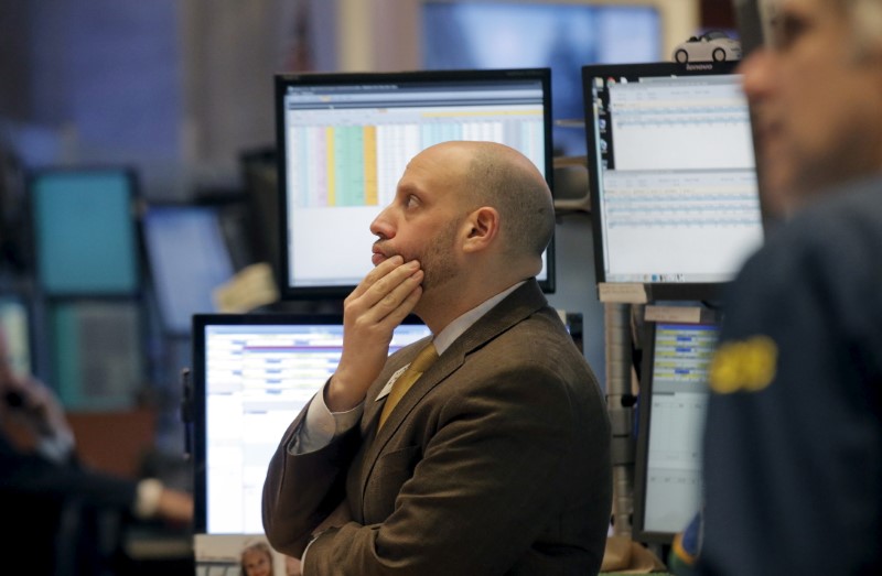 © Reuters. Traders work on the main trading floor of the New York Stock Exchange shortly after the opening bell of the trading session in New York