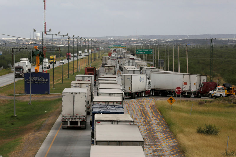 © Reuters. FILE PHOTO - Trucks wait in a queue for the border customs control to cross into U.S. at the World Trade Bridge in Nuevo Laredo