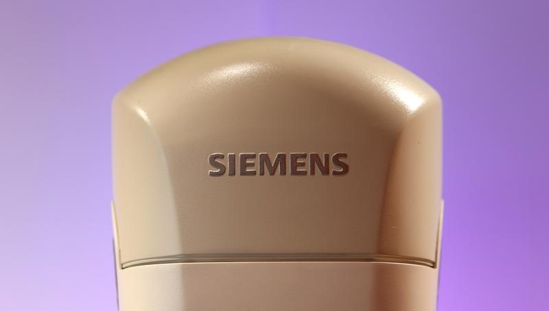 © Reuters. SIEMENS RELÈVE SES PRÉVISIONS DE RÉSULTATS