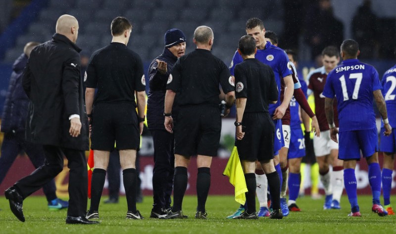 © Reuters. Leicester City manager Claudio Ranieri remonstrates with referee Mike Dean after the match