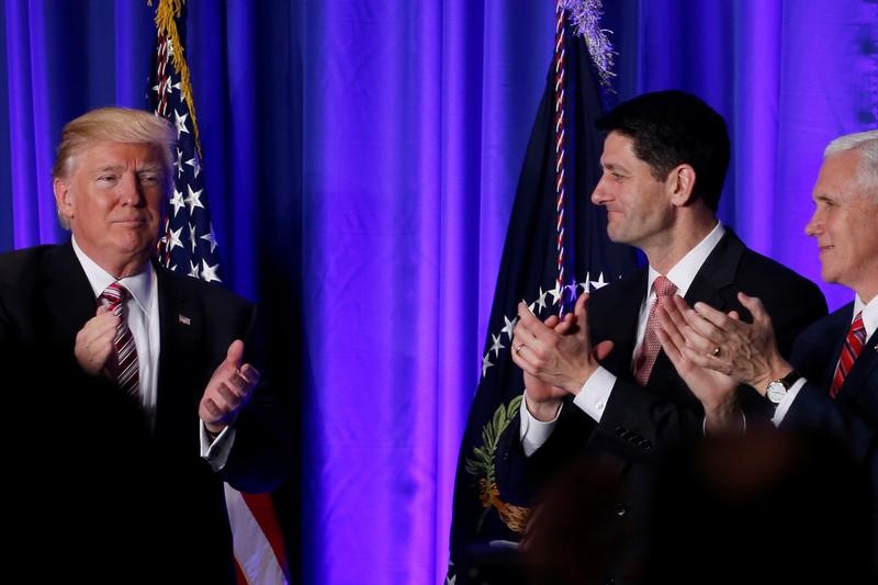 © Reuters. Trump applauds with Pence and Ryan at the end of his remarks at a congressional Republican retreat in Philadelphia