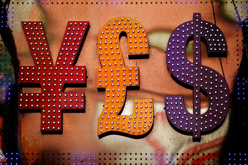 © Reuters. FILE PHOTO: The dollar sign is seen alongside the signs for other currencies above a currency exchange shop in Mongkok shopping district in Hong Kong